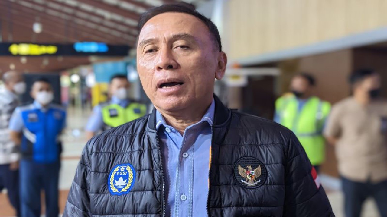 Ketua Umum PSSI Mochamad Iriawan memberikan keterangan mengenai keberangkatan timnas Indonesia ke Manila untuk menghadapi Filipina pada laga terakhir Grup A Piala AFF 2022 kepada media DI Bandar Udara Internasional Soekarno-Hatta, Tangerang, Jumat (30/12/2022). (ANTARA/Michael Siahaan)