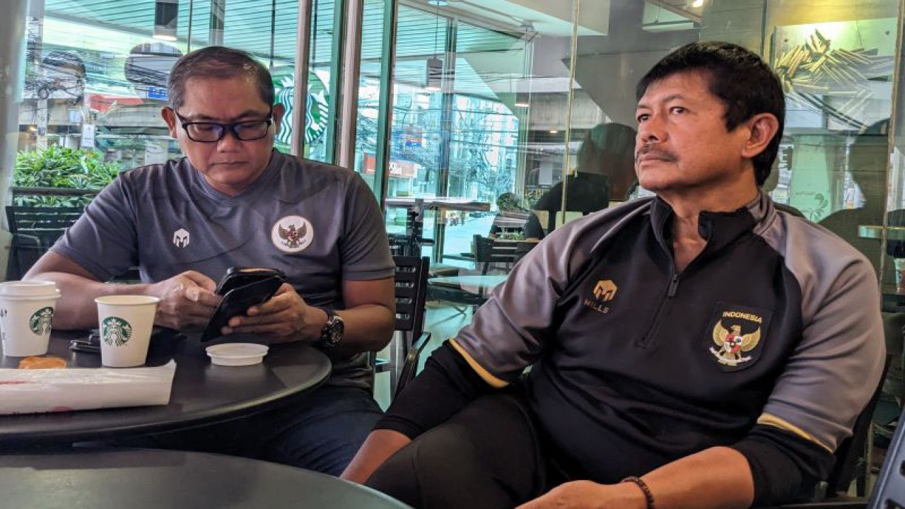 Direktur Teknik PSSI Indra Sjafri (kanan) dan manajer tim nasional Indonesia Sumardji memberikan pernyataan kepada pewarta terkait perkembangan sepak bola Indonesia di Manila, Filipina, Sabtu (31/12/2022). (ANTARA/Michael Siahaan)