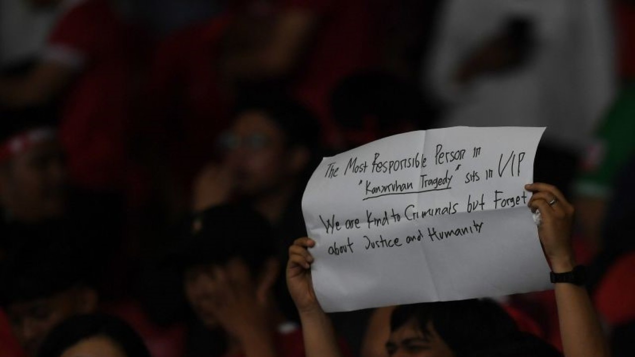 Seorang suporter Timnas Indonesia membentangkan poster saat pertandingan sepak bola Grup A Piala AFF 2022 melawan Thailand di Stadion Utama Gelora Bung Karno (SUGBK), Jakarta, Kamis (29/12/2022). ANTARA FOTO/Akbar Nugroho Gumay/tom. (ANTARA FOTO/AKBAR NUGROHO GUMAY)