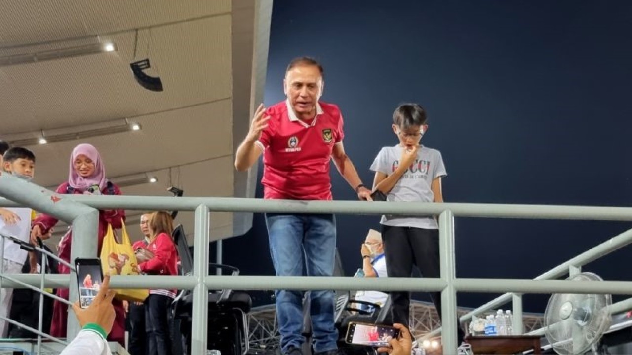 Ketua Umum PSSI Mochamad Iriawan menyapa suporter usai melihat pertandingan Timnas Indonesia melawan Brunei Darussalam di Stadion Kuala Lumpur, Malaysia, Senin (26/12/2022). ANTARA/Bayu Kuncahyo
