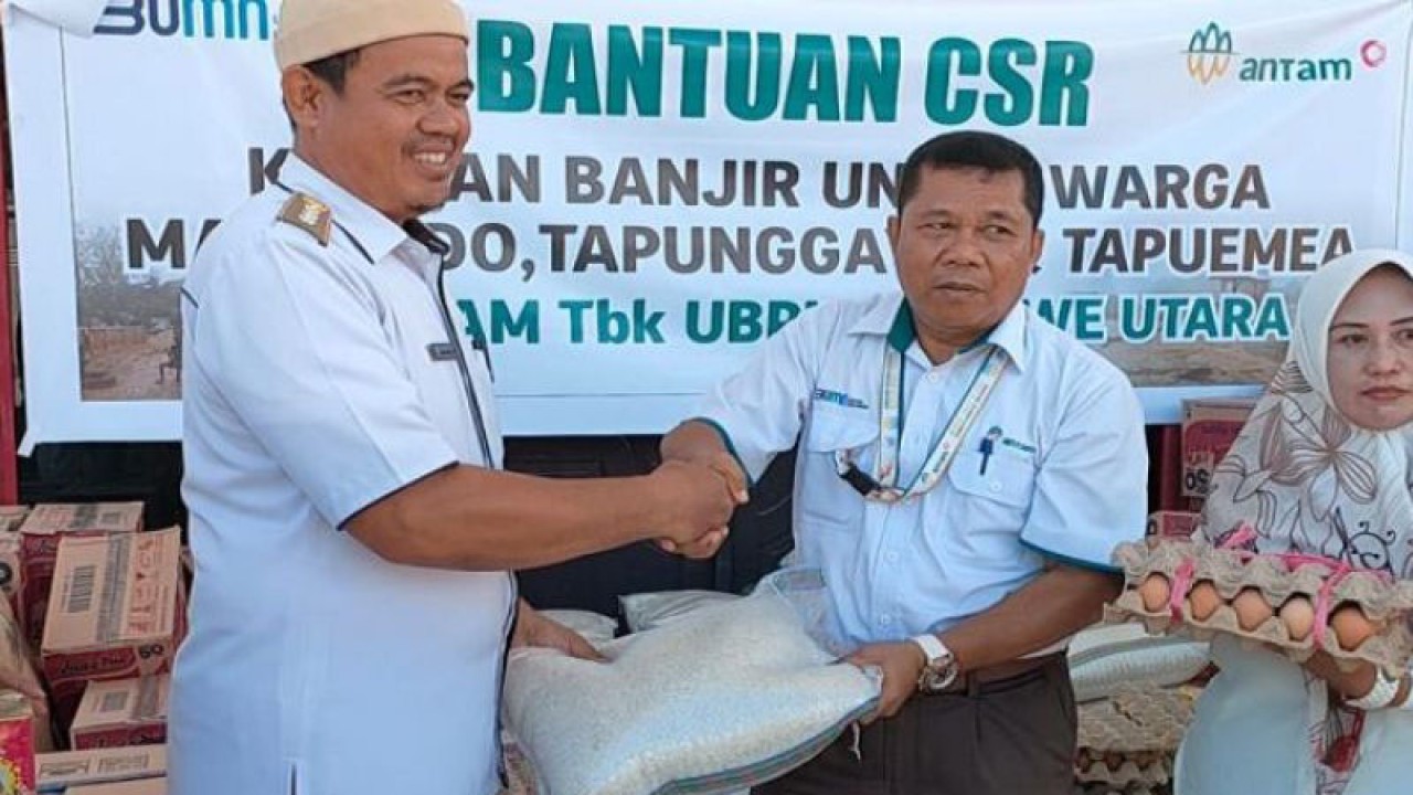 Perwakilan Management PT. ANTAM Tbk UBPN Konawe Utara, Umar Yahya (kanan) selaku GA, ER & CSR Manager saat menyerahkan bantuan secara simbolis kepada warga korban banjir di tiga desa di kecamatan Molawe. (ANTARA/HO-Antam)