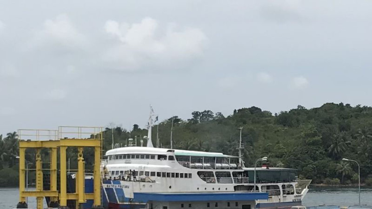 Bupati Kolaka Ahmad Safei (menunduk) bersama Manajemen PT.Antam Tbk UBPN Kolaka saat melakukan penandatangan kerjasama. ANTARA-HO Humas Antam