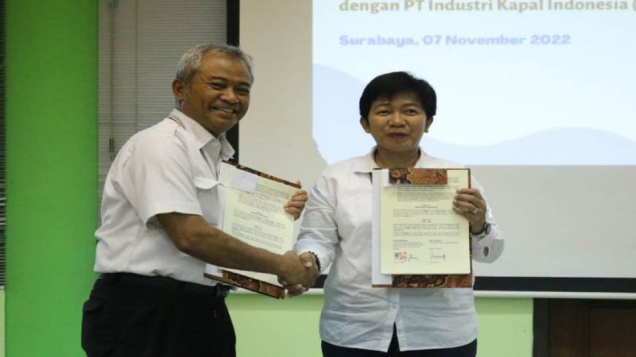 Penandatanganan perjanjian kerja sama yang dilakukan Direktur Utama PT IKI (Persero) Diana Rosa dengan Kepala PRTH Widjo Kongko, di Auditorium BRIN Kawasan Sukolilo Surabaya, 7 November 2022. (FOTO ANTARA/HO/Humas PT IKI)
