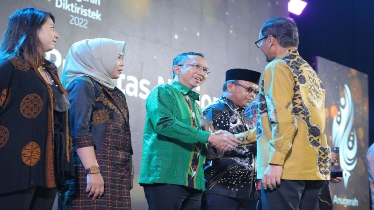 Direktur Keuangan, SDM, dan Manajemen Risiko PT INKA (Persero) Andy Budiman saat menerima penghargaan oleh Direktur Jenderal Diktiristek Prof. Nizam dalam acara Anugerah Diktiristek 2022 di Jakarta (15/12) . ANTARA/HO-Humas INKA