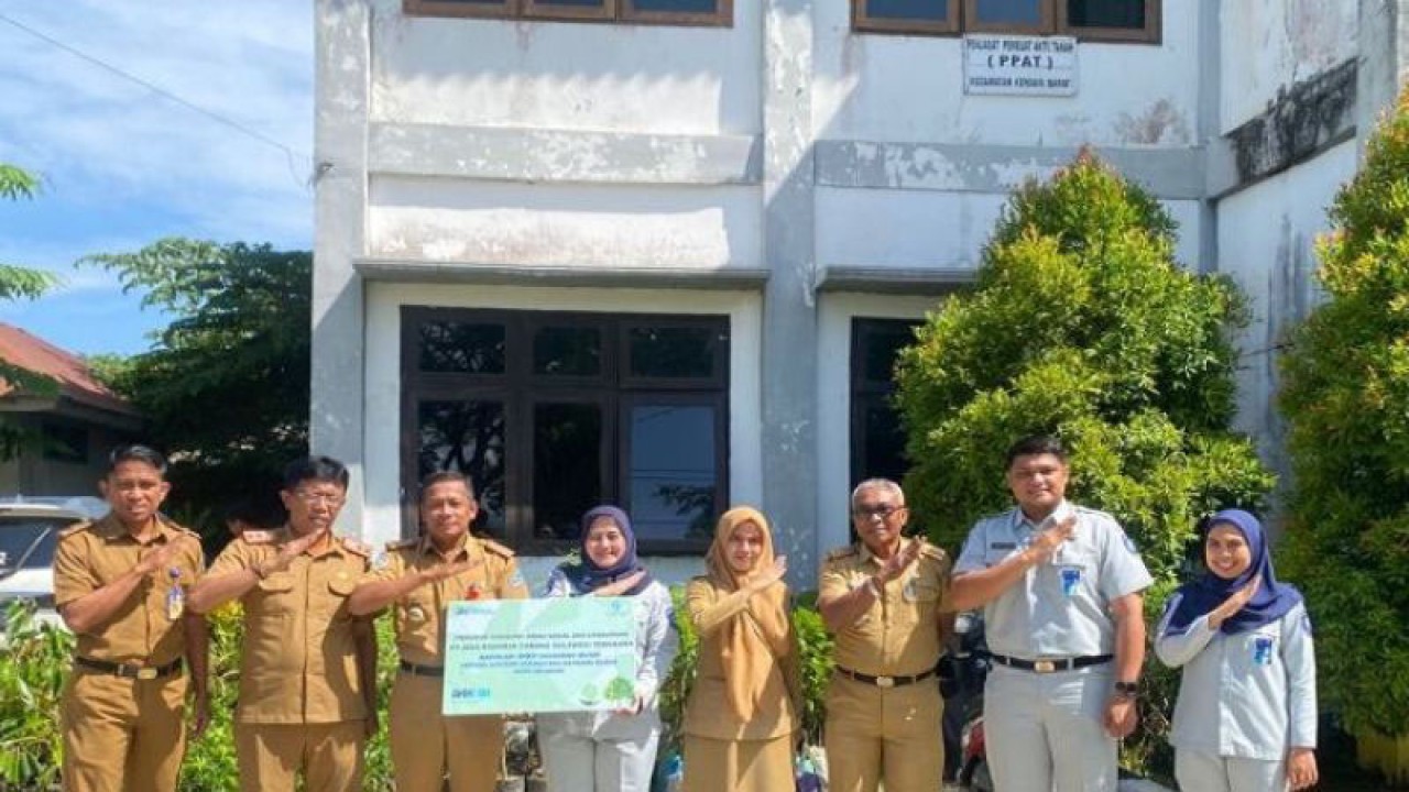 Pihak PT. Jasa Raharja saat menyerahkan bantuan bibit buah kepada pejabat kantor kecamatan Kadia, Kendari, Selasa. (Foto ANTARA/Azis Senong)