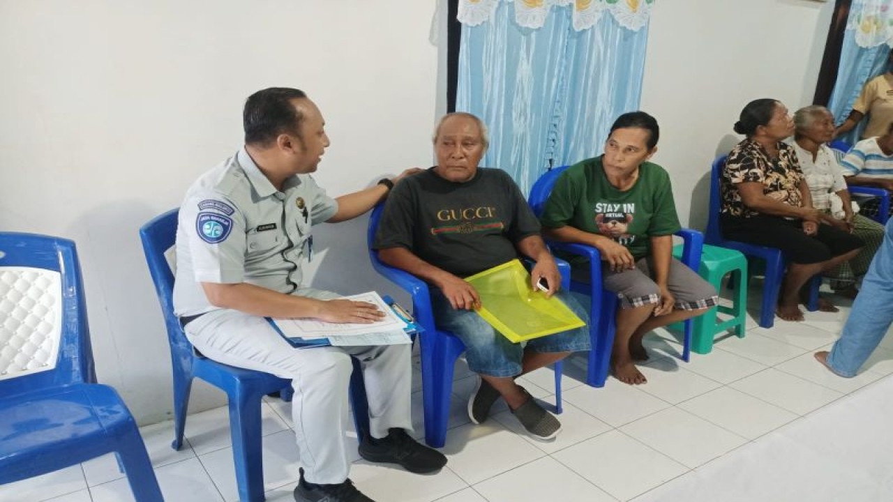 PT Jasa Raharja Cabang Maluku menyerahkan santunan kepada ahli waris korban kecelakaan kapal cepat Borahari di perairan Negeri Aboru, Kabupaten Maluku Tengah, Sabtu (17/12/2022). ANTARA/HO-Humas Jasa Raharja Cabang Maluku.