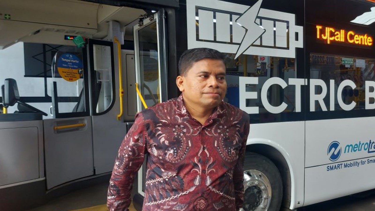 Direktur PT Mayasari Bakti Ahmad Zulkifli saat ditemui di pool bus Mayasari Bakti, Ciracas, Jakarta, Jumat (30/12/2022). ANTARA/Yogi Rachman