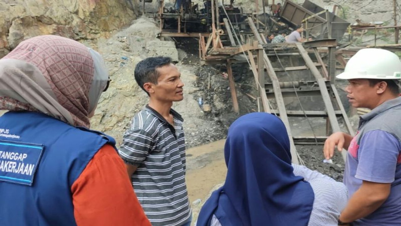 Layanan Cepat Tanggap (LCT) BPJAMSOSTEK Solok di lokasi tambang batu bara PT NAL guna memastikan tenaga kerja yang sudah menjadi peserta BPJS ketenagakerjaan yang menjadi korban ledakan tambang mendapat penanganan sesuai prosedur. Antara/HO/BPJAMSOSTEK