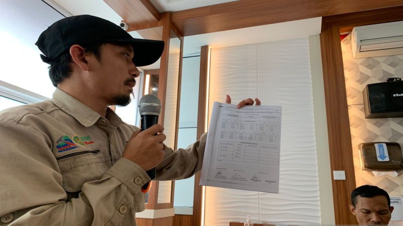 Kepala Teknik Tambang PT NAL Dian Firdaus (kiri) dan HRD Administrasi Umum PT NAL Estiawan Nugroho dalam jumpa pers, di Padang, Selasa (13/12/2022). ANTARA/Mario SN