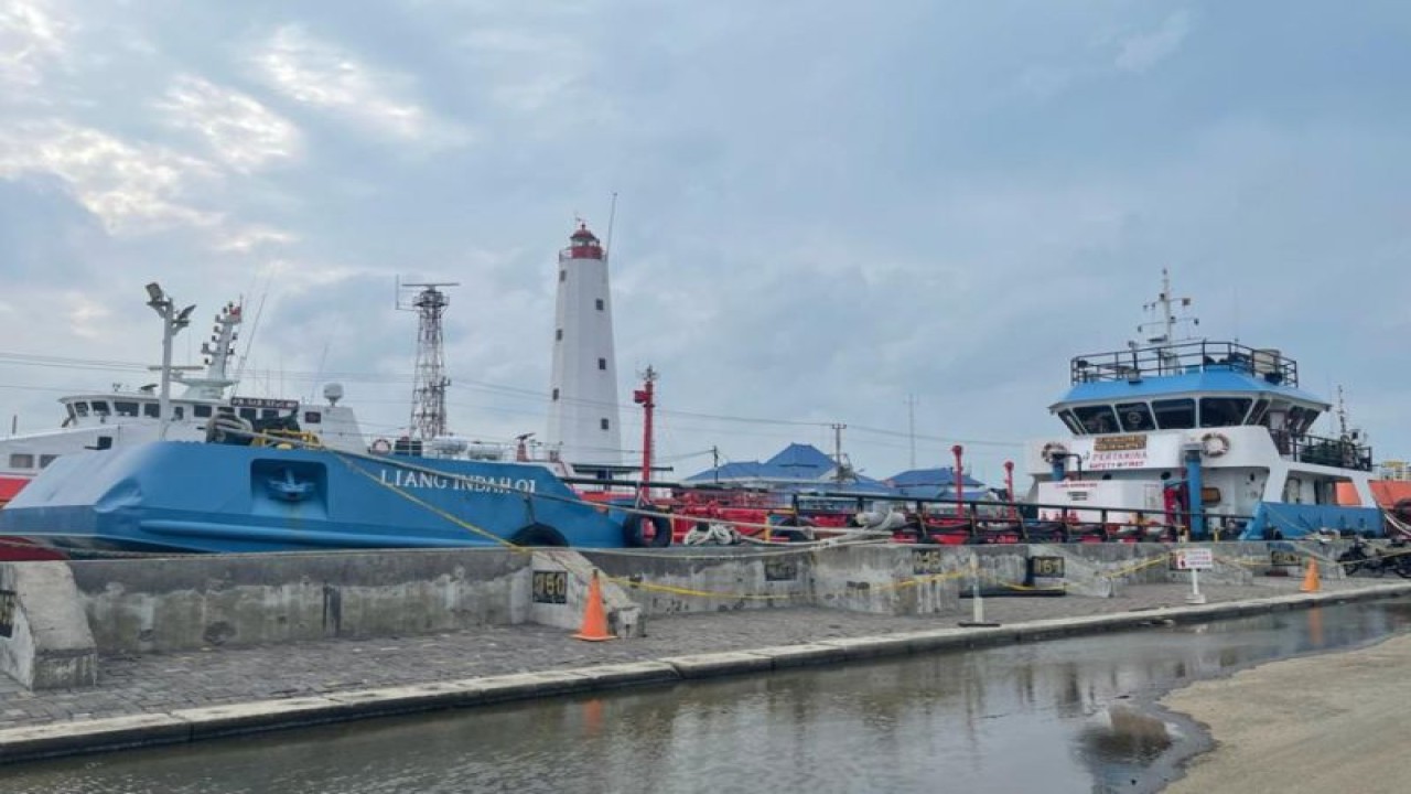 Kapal milik PT Pertamina sudah dipersiapkan di Semarang, termasuk BBM jenis Pertalite maupun Biosolar untuk dikirim ke Pulau Karimunjawa, Kecamatan Karimunjawa, Kabupaten Jepara, Jawa Tengah, menunggu cuaca mendukung. (ANTARA/HO-PT Pertamina)