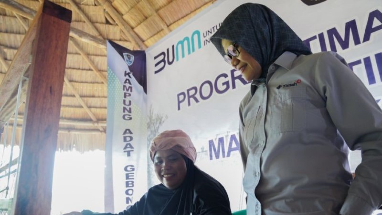 Direktur Sumber Daya Manusia PT Timah Tbk Yennita saat penyerahan alat tenun tradisional kepada Lembaga Adat Mapur Dusun Air Abik Desa Gunung Muda Kabupaten Bangka. (Humas PT Timah Tbk)