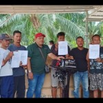 PT Timah Tbk menyerahkan bantuan mesin kapal kepada nelayan Desa Bakit Kabupaten Bangka Barat. (Humas PT Timah Tbk)-1671347019