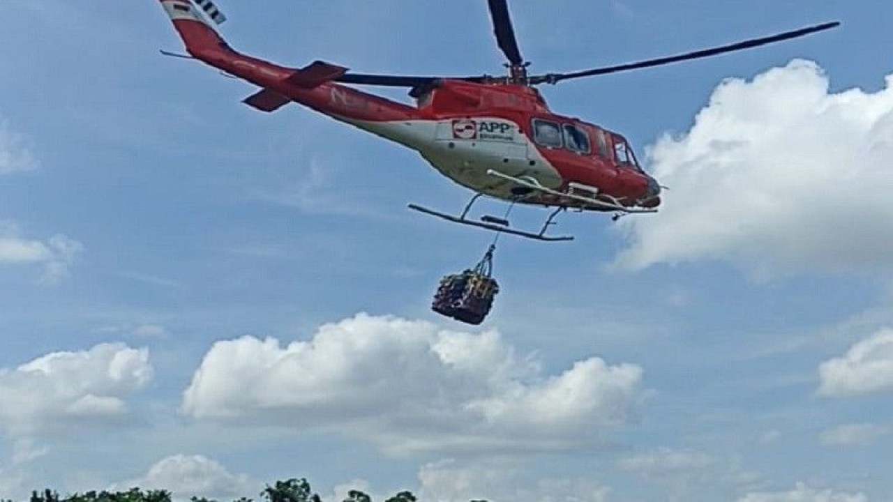 Helikopter water bombing yang dipakai PT WKS APP Sinarmas grup di Jambi.ANTARA/nanang mairiadi