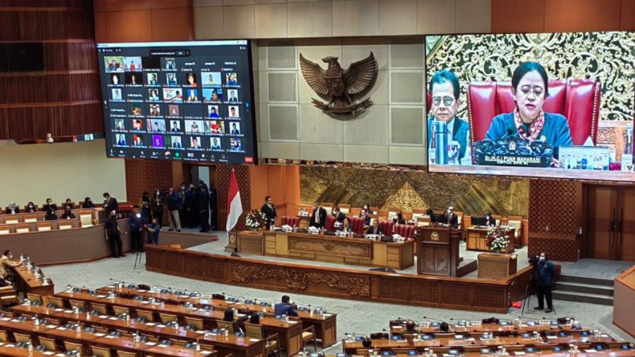 Ketua DPR RI Puan Maharani memimpin jalannya Rapat Paripurna DPR RI Ke-13 Masa Persidangan II Tahun Sidang 2022-2023 di Ruang Rapat Paripurna, Gedung DPR, Jakarta, Kamis. ANTARA/Melalusa Susthira K
