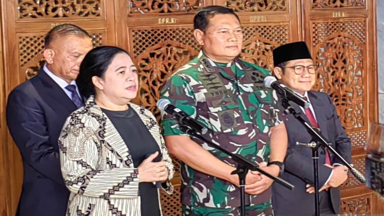 Ketua DPR RI Puan Maharani saat menyampaikan konferensi pers bersama Laksamana TNI Yudo Margono usai Rapat Paripurna DPR yang mensahkannya untuk ditetapkan sebagai Panglima TNI di Komplek Parlemen Senayan, Jakarta, Selasa (13-12-2022). (ANTARA/Melalusa Susthira K.)