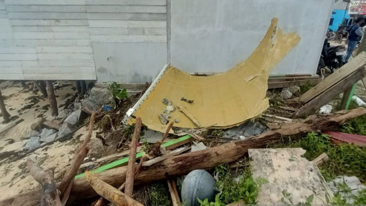 Warga temukan puing badan pesawat di sekitar  Air Danau, Sejuba, Desa Sepempang, Kabupaten Natuna, Kepulauan Riau. ANTARA/HO-BPBD Kepri