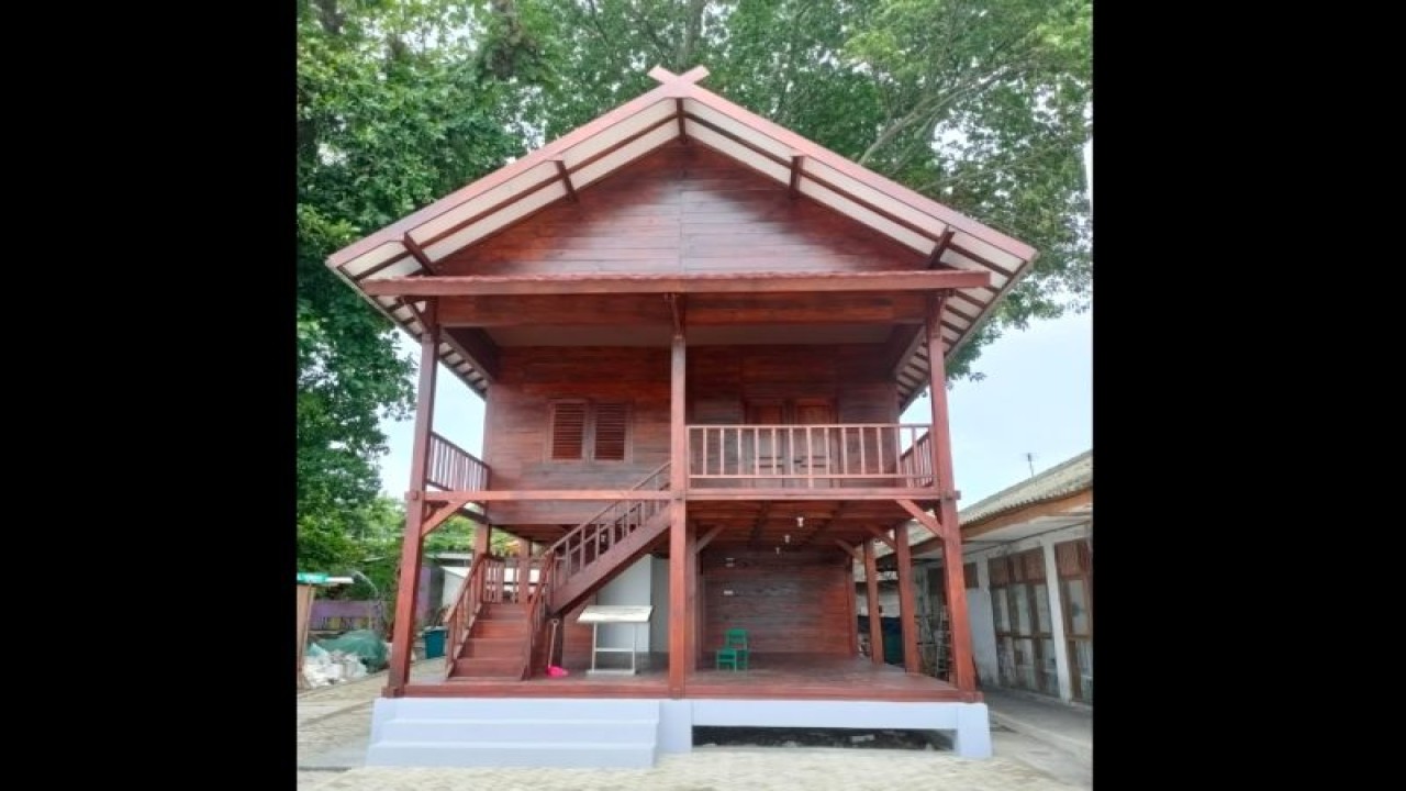 Rumah Adat Suku Bugis, Sulawesi Selatan berdiri tegak di Pulau Sabira, Kelurahan Pulau Harapan, Kepulauan Seribu Utara, Kamis (8/12/2022). ANTARA/HO-Kominfotik Kepulauan Seribu