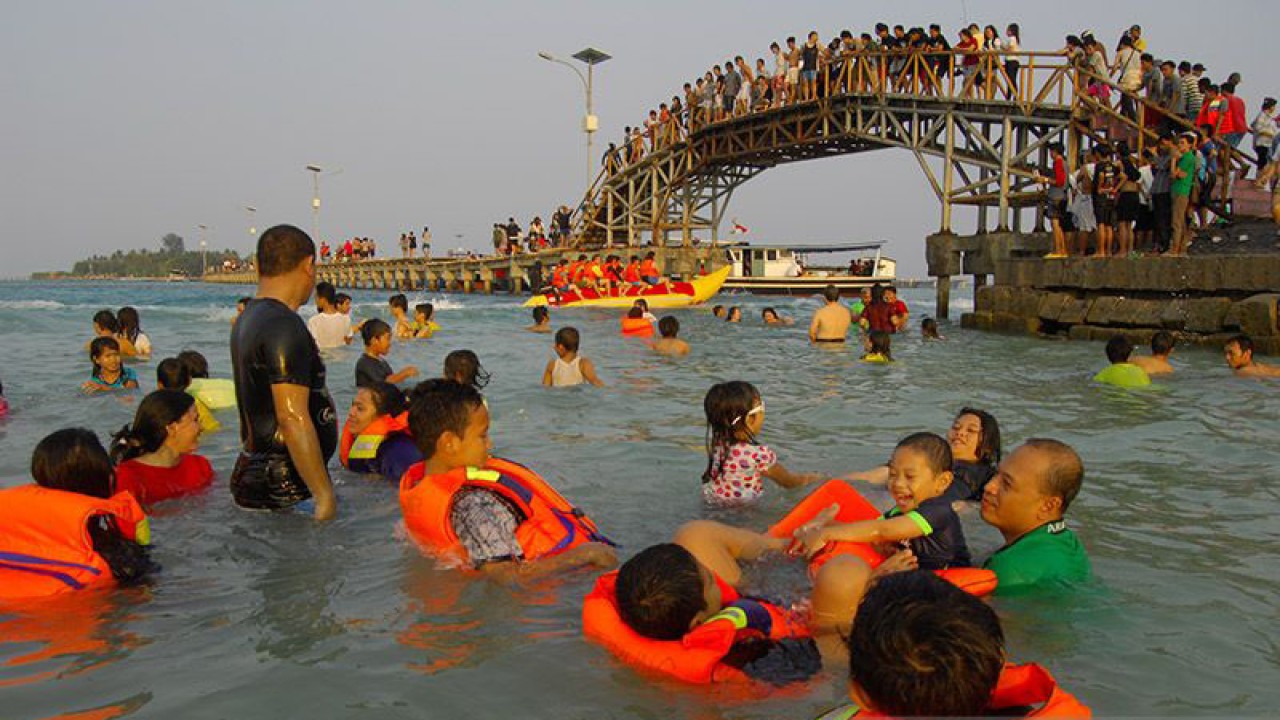 Sejumlah wisatawan memadati lokasi wisata water sport kawasan Pulau Tidung, Kepulauan Seribu, Jakarta, Selasa (21/8/2012). FOTO ANTARA/Ardiansyah Indra Kumala/ama/aa.