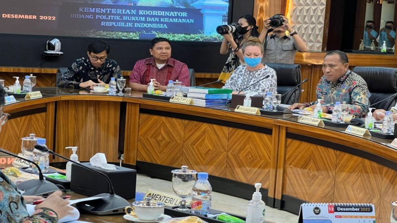 Bupati Halmahera Selatan Usman Sidi mengikuti undangan rapat bersama Menkopolhukam pada Rabu (14-12) terkait pencabutan izin pengelolaan Pulau Widi. ANTARA/Abdul Fatah