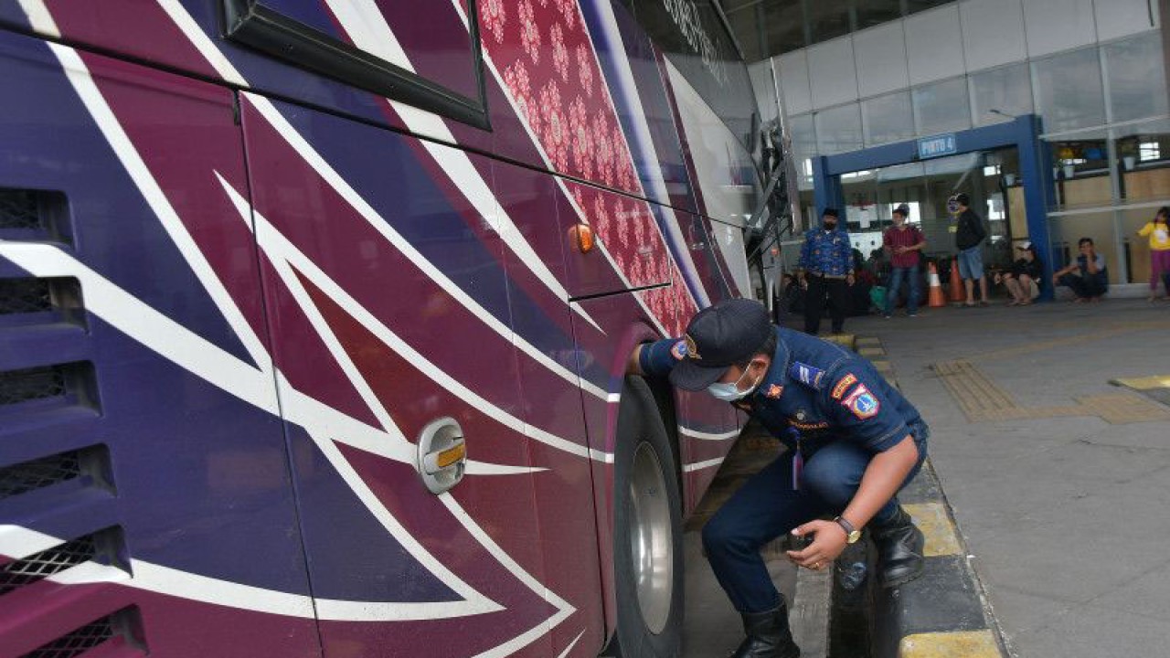 Petugas Dinas Perhubungan memeriksa kondisi ban bus saat pemeriksaan kendaraan (ramp check) di Terminal Terpadu Pulo Gebang, Jakarta Timur, Kamis (22/12/2022). ANTARA FOTO/Fakhri Hermansyah/nym.
