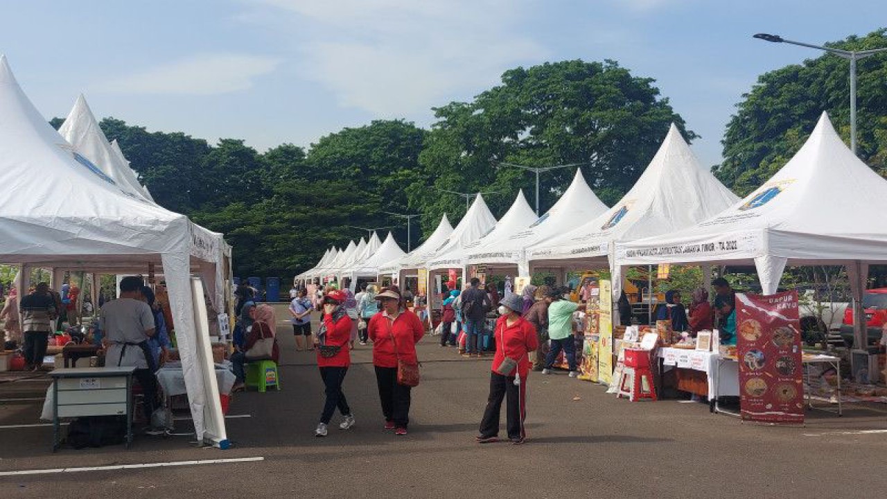 Warga mendatangi lokasi kegiatan Gebyar UMKM di Pulomas, Jakarta, Jumat (16/12/2022). ANTARA/Yogi Rachman
