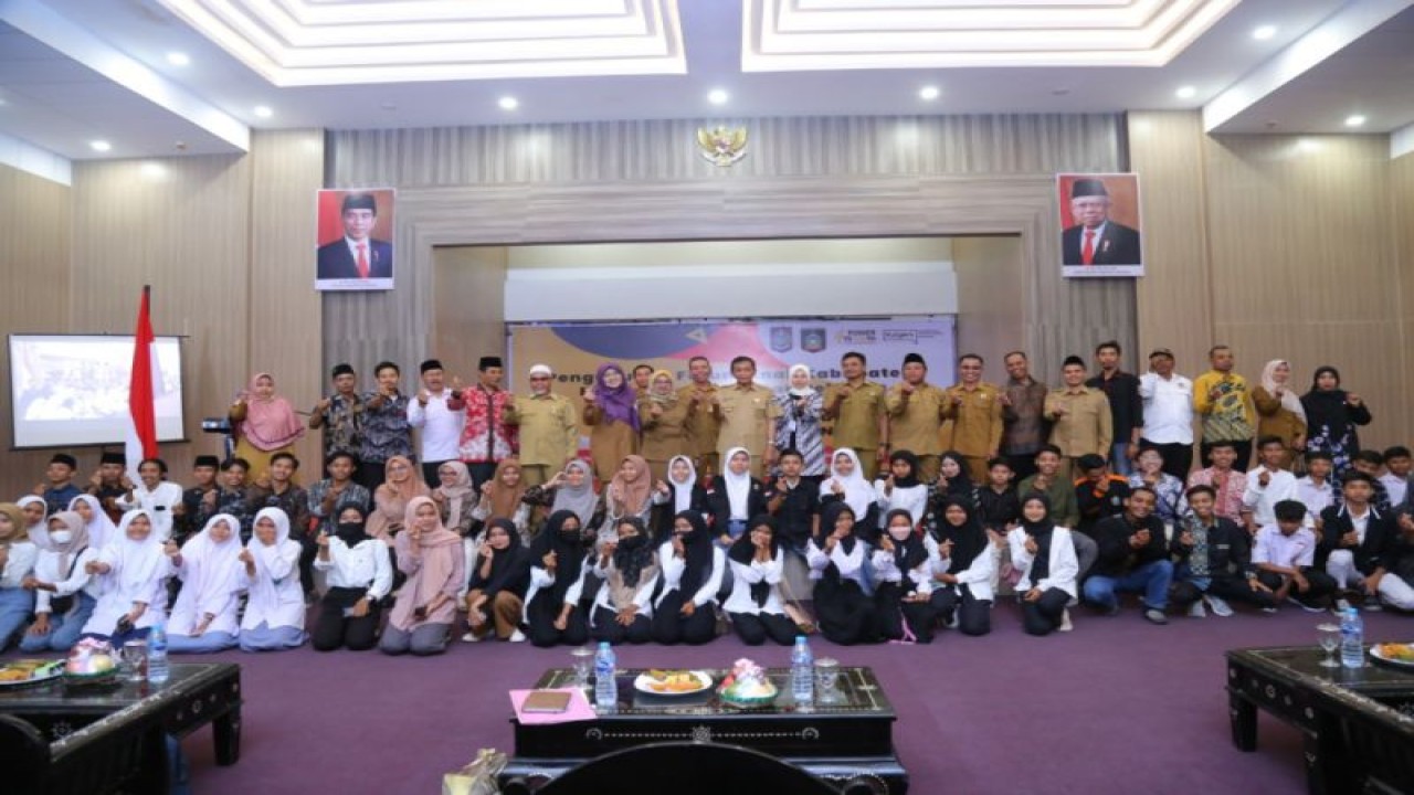 Foto bersama pengukuhan forum perlindungan anak dalam rangka mencegah kekerasan anak dan pernikahan dini di Lombok Tengah, NTB (ANTARA/Humas Pemkab Lombok Tengah)
