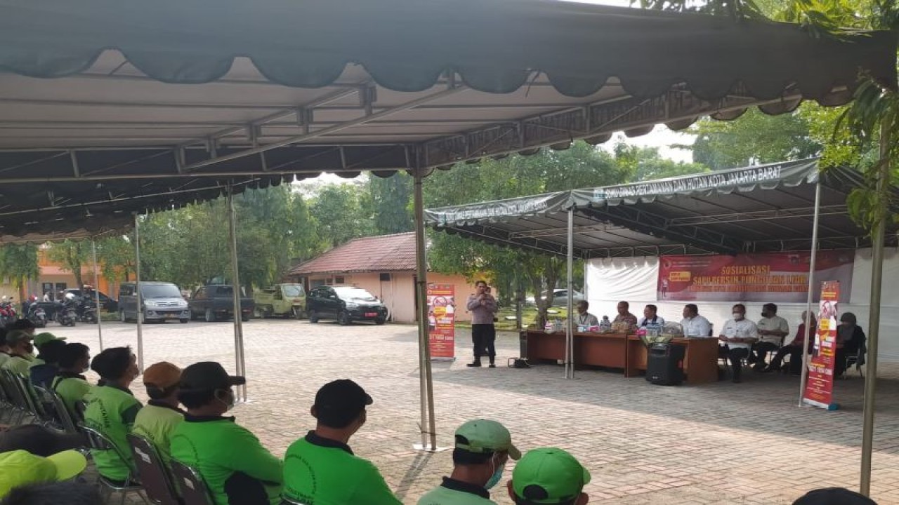 Puluhan PJLP TPU Tegal Alur mendengarkan sosialisasi tolak praktik pungli dari Pemkot Jakarta Barat, Jumat (22/7/2022). ANTARA / Walda