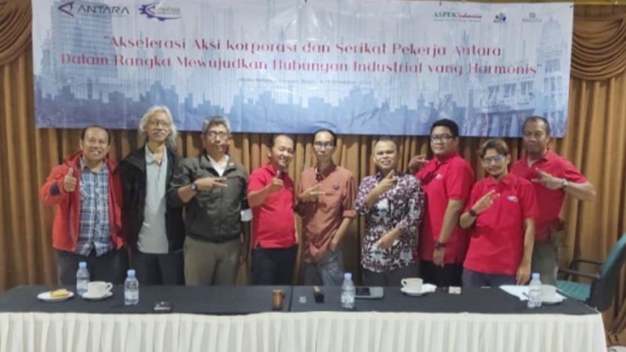 GM MSDM dan Umum, Purnomo (tiga dari kiri) mewakili Direktur Keuangan, SDM dan Manajemen Risiko Perum Lembaga Kantor Berita Nasional (LKBN) ANTARA, Nina Kurnia Dewi didampingi Ketua Umum SP ANTARA, Abdul Gofur (empat dari kiri) dan peserta raker yang hadir luring saat membuka Raker SP ANTARA 2022 pada Jumat (9/12/2022) malam di Cisarua, Puncak, Kabupaten Bogor, Jabar. (FOTO ANTARA/HO-Dedung)