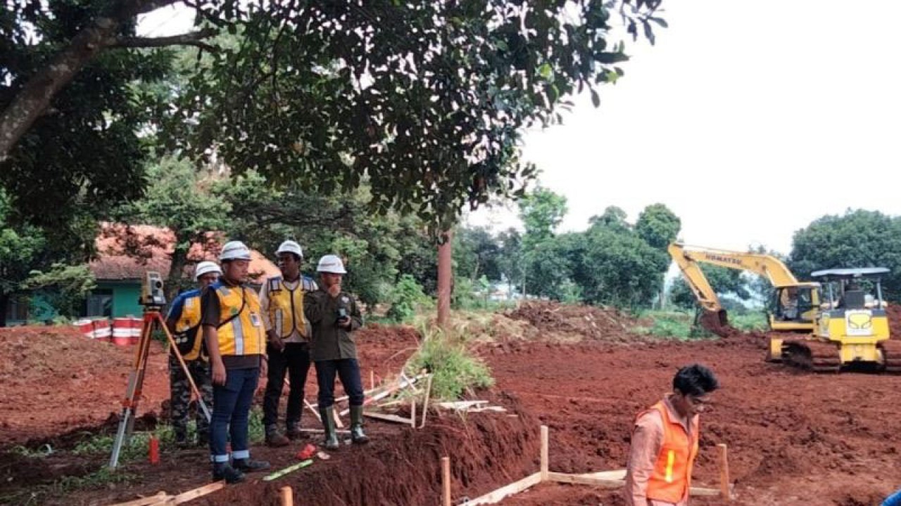 Petugas dari Kementerterian PUPR sedang melakukan pengukuran lahan di Kecamatan Cilaku, Cianjur, Jawa Barat, yang akan diljadikan lahan relokasi warga terdampak gempa dari Kecamatan Cugenang.(ANTARA/Ahmad Fikri). (Ahmad Fikri)