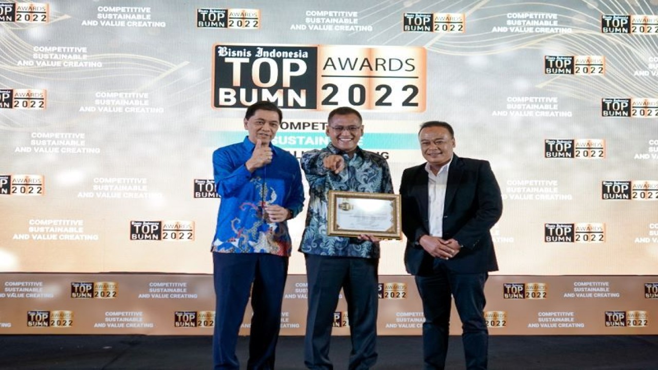Direktur Utama Pupuk Kaltim Rahmad Pribadi (tengah) menerima penghargaan Outstanding Achievement in Profitability Ratio dalam ajang Bisnis Indonesia TOP BUMN Awards 2022. ANTARA/HO-Pupuk Kaltim