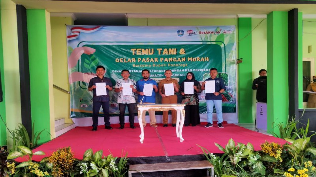 PT Pupuk Kaltim menandatangani kerja sama program Agrosolution dengan Pemerintah Kabupaten Ponorogo, Jatim, guna mendorong petani lebih sejahtera melalui peningkatan produktivitas hasil pertanian di berbagai komoditas. ANTARA/HO-Pupuk Kaltim