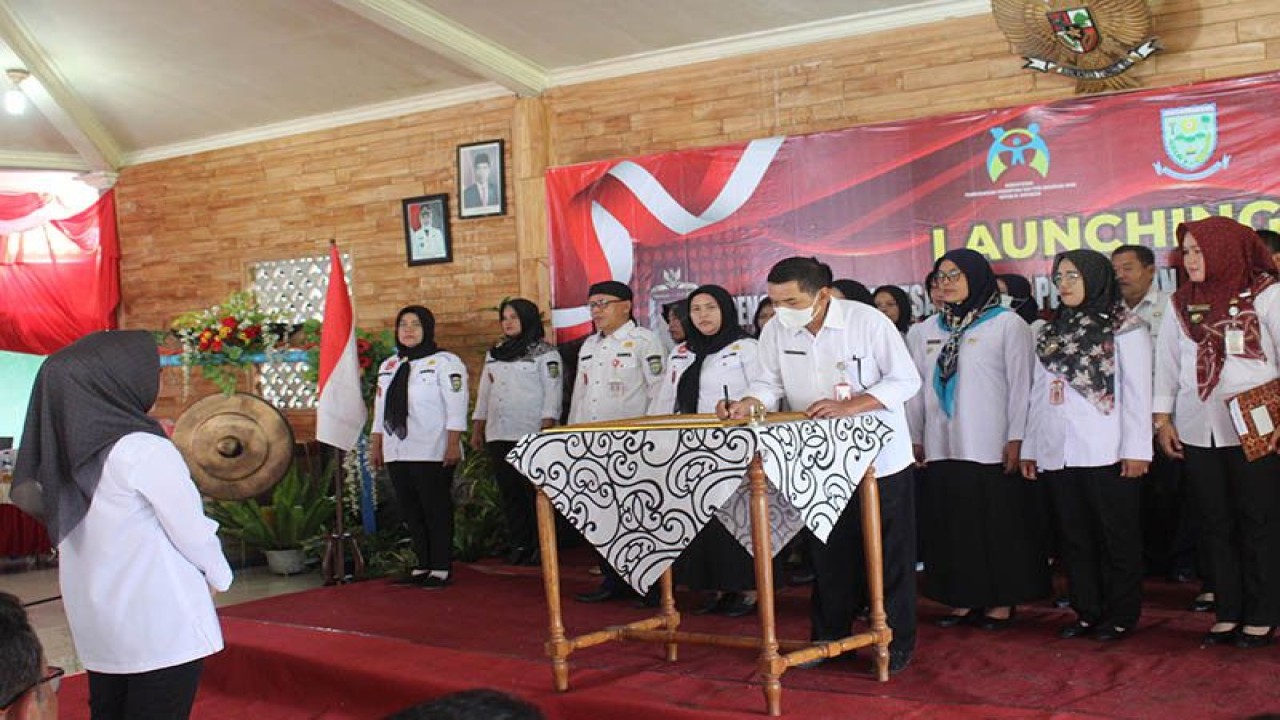 Sebanyak 31 kepala desa menandatangani komitmen bersama mewujudkan desa ramah perempuan dan peduli anak (DRPPA) disaksikan Bupati Purbalingga Dyah Hayuning Pratiwi dalam acara Peluncuran Pengembangan DRPPA di Balai Desa Toyareka, Kecamatan Kemangkon, Kabupaten Purbalingga, Rabu (14/12/2022). ANTARA/HO-Humpro Setda Purbalingga