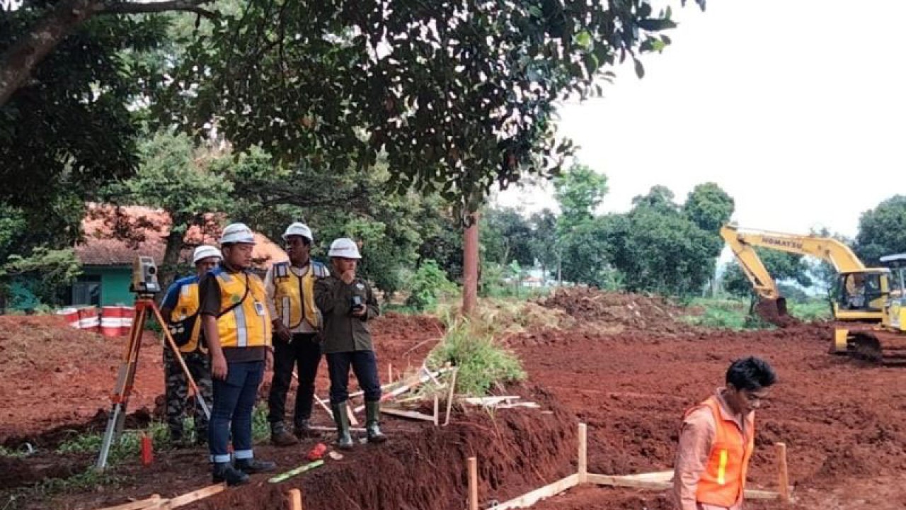 Petugas dari Kementerian PUPR sedang melakukan pengukuran lahan seluas 2,4 hektar di Kecamatan Cilaku, Cianjur, Jawa Barat yang akan dijadikan perumahan relokasi warga terdampak gempa.(ANTARA/Ahmad Fikri). (Ahmad Fikri)