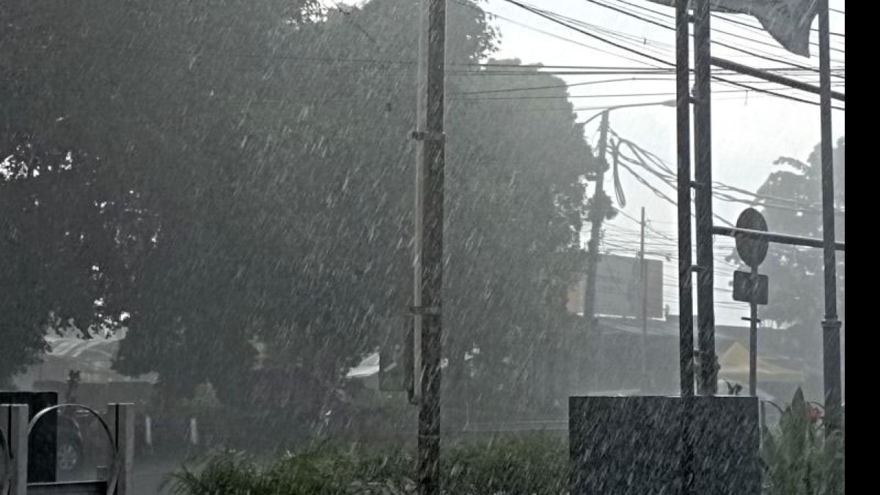 Ilustrasi - Hujan lebat yang disertai angin kencang di Jalan Jenderal Soedirman, Purwokerto, Kabupaten Banyumas, Senin (19/12/2022) siang. ANTARA/Sumarwoto