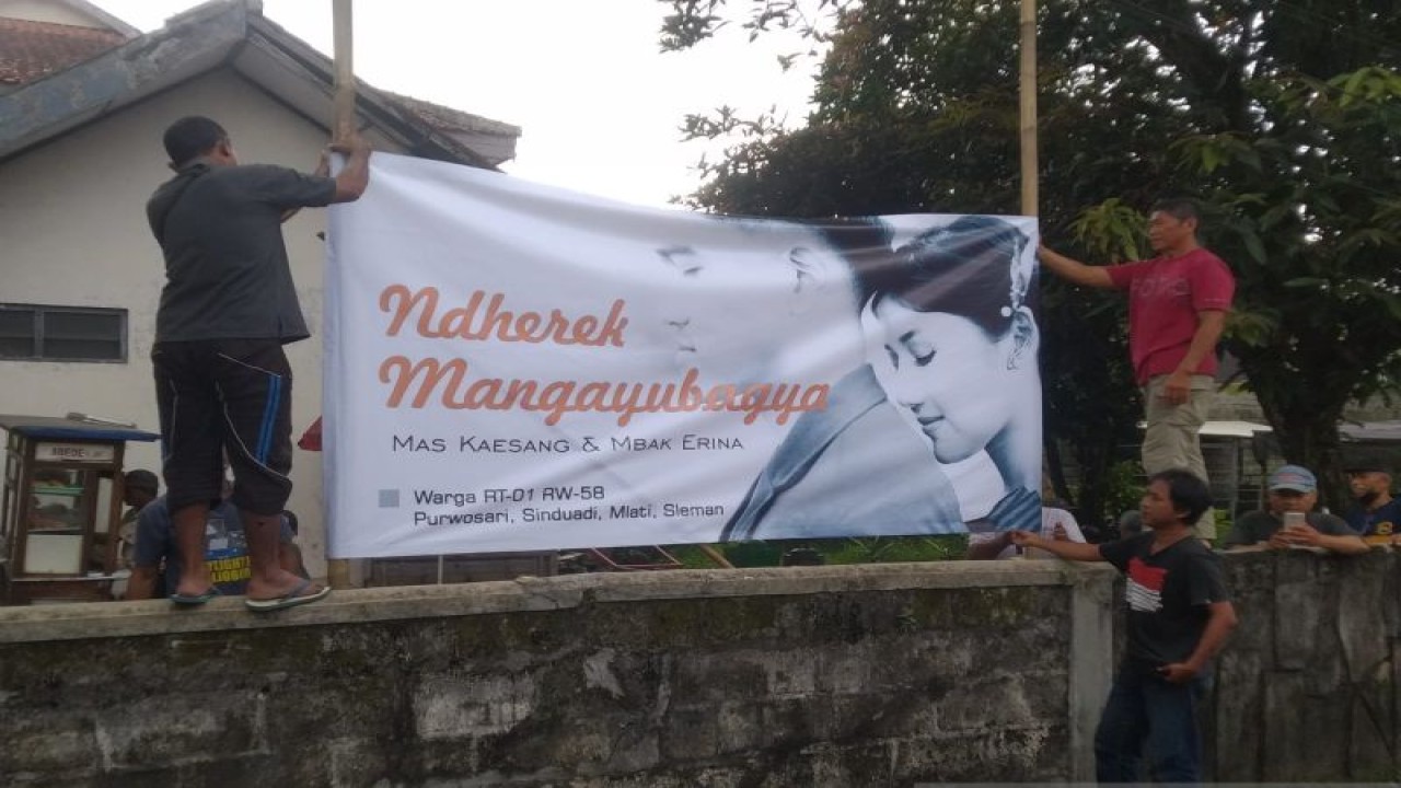 Warga Dusun Purwosari, Sinduadi, Mlati, Sleman memasang spanduk mangayubagyo pernikahan Kaesang Pangarep dengan Erina Sofia Gudono yang merupakan warga Purwosari. ANTARA/Victorianus Sat Pranyoto