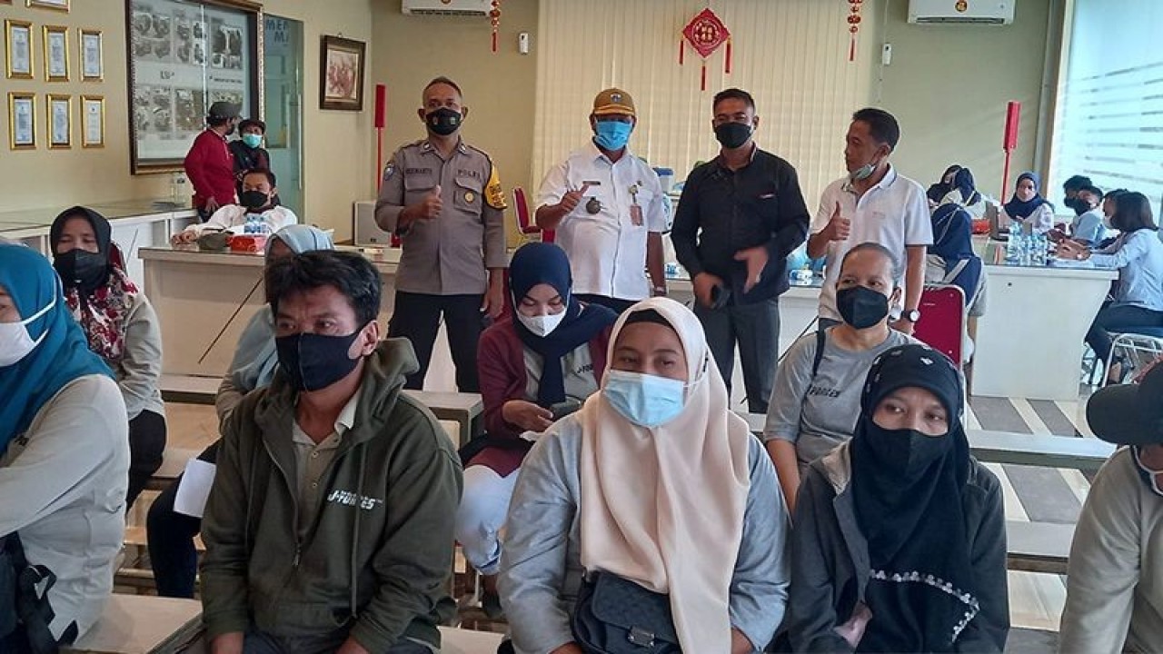 Arsip Foto - Sejumlah peserta mengantre untuk mendapat vaksin penguat (booster) di kantor perseroan terbatas (PT) yang berdomisili wilayah RW 04 Kamal Muara, Penjaringan, Jakarta Utara, Rabu (6/7/2022). ANTARA/HO-Lurah Kamal Muara/Tahta Yujang/aa.