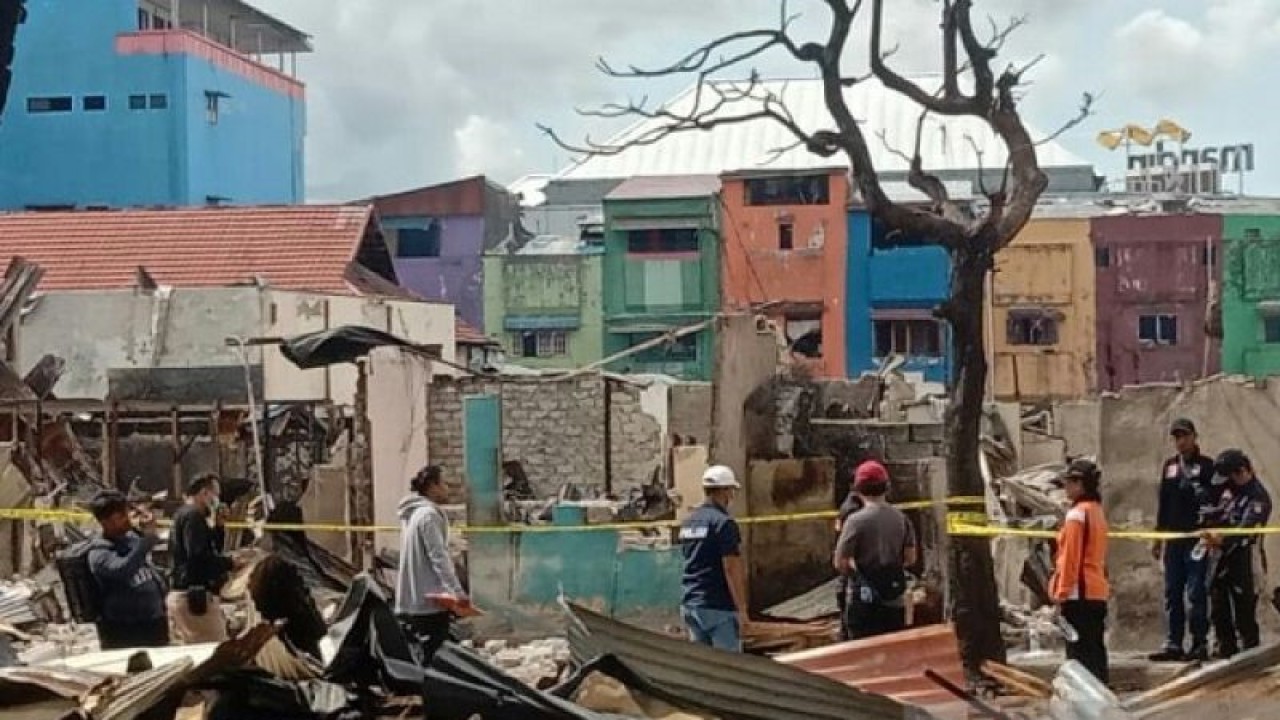 Puslabfor Polri dari Polda Sulawesi Selatan melakukan penyelidikan penyebab kebakaran hebat di Ambon, Senin (12/12/2022) ANTARA/HO/Polresta