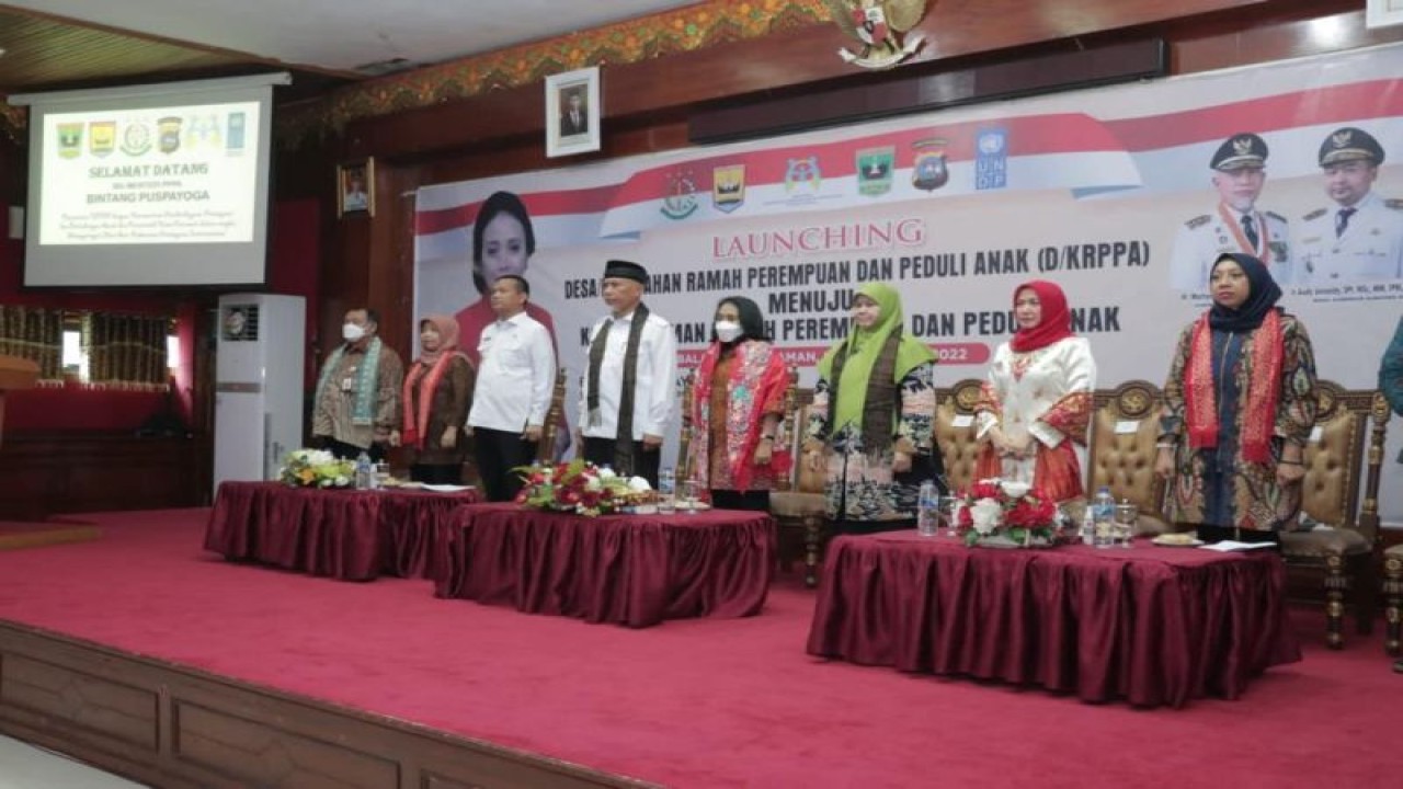 Menteri Pemberdayaan Perempuan dan Perlindungan Anak Bintang Puspayoga (tengah) dalam acara launching Desa/Kelurahan Ramah Perempuan dan Peduli Anak (D/KRPPA) di Kota Pariaman, Sumatera Barat. (ANTARA/ HO-Kemen PPPA)