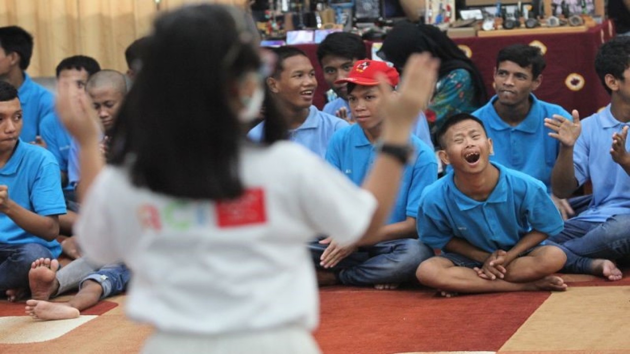 Arsip foto - Sejumlah anak berkebutuhan khusus bernyanyi bersama saat peringatan Hari Disabilitas Internasional di Unit Pelaksana Teknis Daerah (UPTD) Kampung Anak Negeri Kalijudan Surabaya, Jawa Timur, Minggu (4/12/2022). Gerakan Disabilitas Berkarya bersama Kampoeng Dolanan menggelar acara yang bertema "Setara di Ruang yang Sama" tersebut diisi dengan berbagai kegiatan seperti menyanyi dan interaksi musik bersama, mengenalkan permainan-permainan tradisional, membuat kerajinan dari tali paracord. ANTARA FOTO/Didik Suhartono/YU