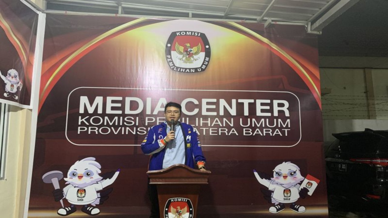 Putera mantan Wakil Gubernur Sumbar Nasrul Abit, Nasta Oktavian antarkan syarat dukungan ke KPU Sumbar pada Kamis (29/12) malam (ANTARA/ Mario SN)