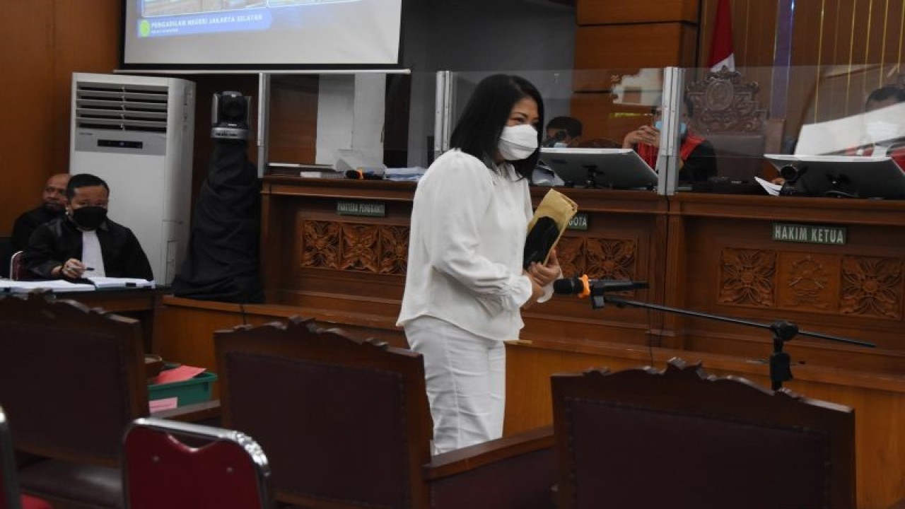 Terdakwa Putri Candrawathi menjalani sidang lanjutan kasus pembunuhan berencana terhadap Brigadir Nopriansyah Yosua Hutabarat di Pengadilan Negeri Jakarta Selatan, Jakarta, Selasa (8/11/2022). ANTARA FOTO/Indrianto Eko Suwarso/aww.