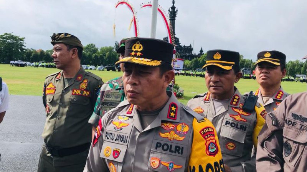 Kepala Kepolisian Daerah Bali Inspektur Jenderal Polisi Putu Jayan Danu Putra memberikan keterangan terkait persiapan personel Polda Bali mengamankan Natal 2022 dan Tahun Baru 2023 usai menggelar apel kesiapan pasukan Operasi Lilin Agung 2022 di Lapangan Niti Mandala, Renon, Denpasar, Bali, Kamis (22/12/2022). ANTARA/Rolandus Nampu