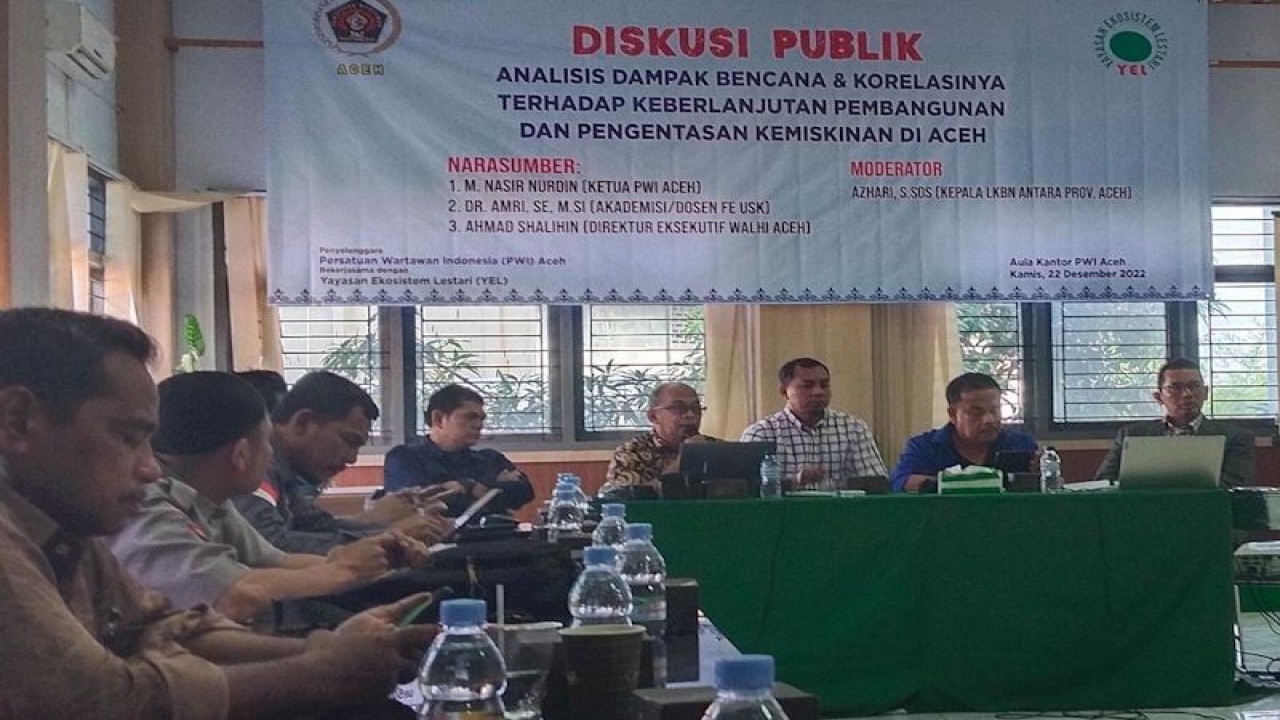 Diskusi kebencanaan dan kemiskinan di Gedung PWI Aceh, Banda Aceh, Kamis (22/12/2022). ANTARA/HO/Ichsan
