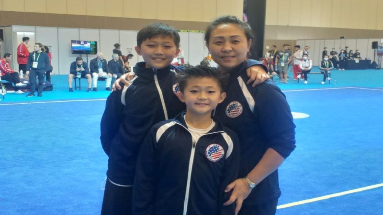 Pelatih asal Amerika Serikat Qiang Li bersama anak didiknya di ICE BSD, Tangerang, Banten, Jumat (9/12/2022). (ANTARA/HO-PB WI)