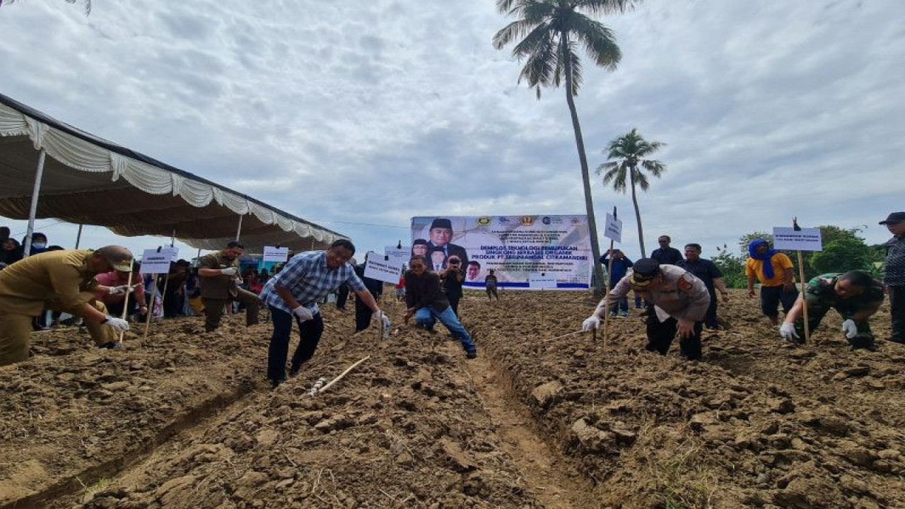 Wakil Ketua DPR RI Koordinator Bidang Industri dan Pembangunan (Korinbang) Rachmat Gobel uji coba tanam singkong di Gorontalo didampingi Pejabat Gubernur Gorontalo Hamka Hendra Noer, perwakilan Korem 133/Nani Wartabone, perwakilan Polda Gorontalo, kepala dinas pertanian, anggota DPRD Gorontalo, anggota DPRD Kabupaten, Senin (26/12/2022). ANTARA/HO-DPR Korinbang.