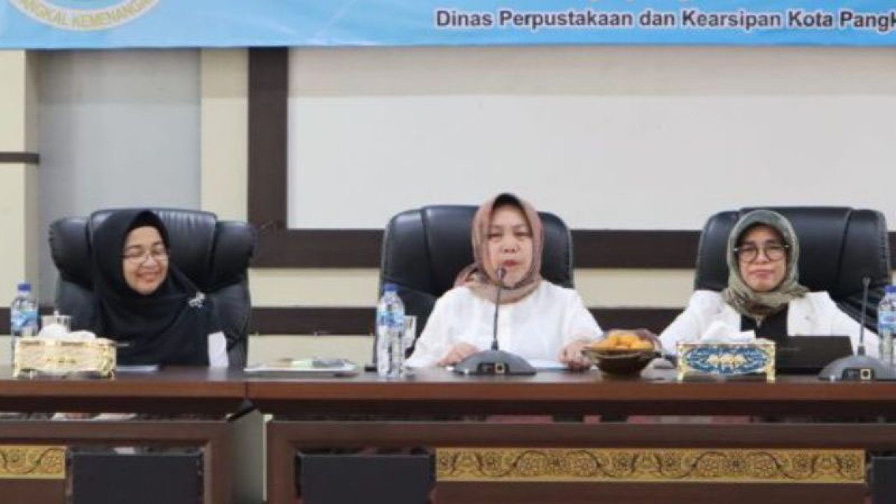 Sekretaris Daerah Kota Pangkalpinang Radmida Dawam (tengah). (ANTARA/ Donatus Dasapurna)