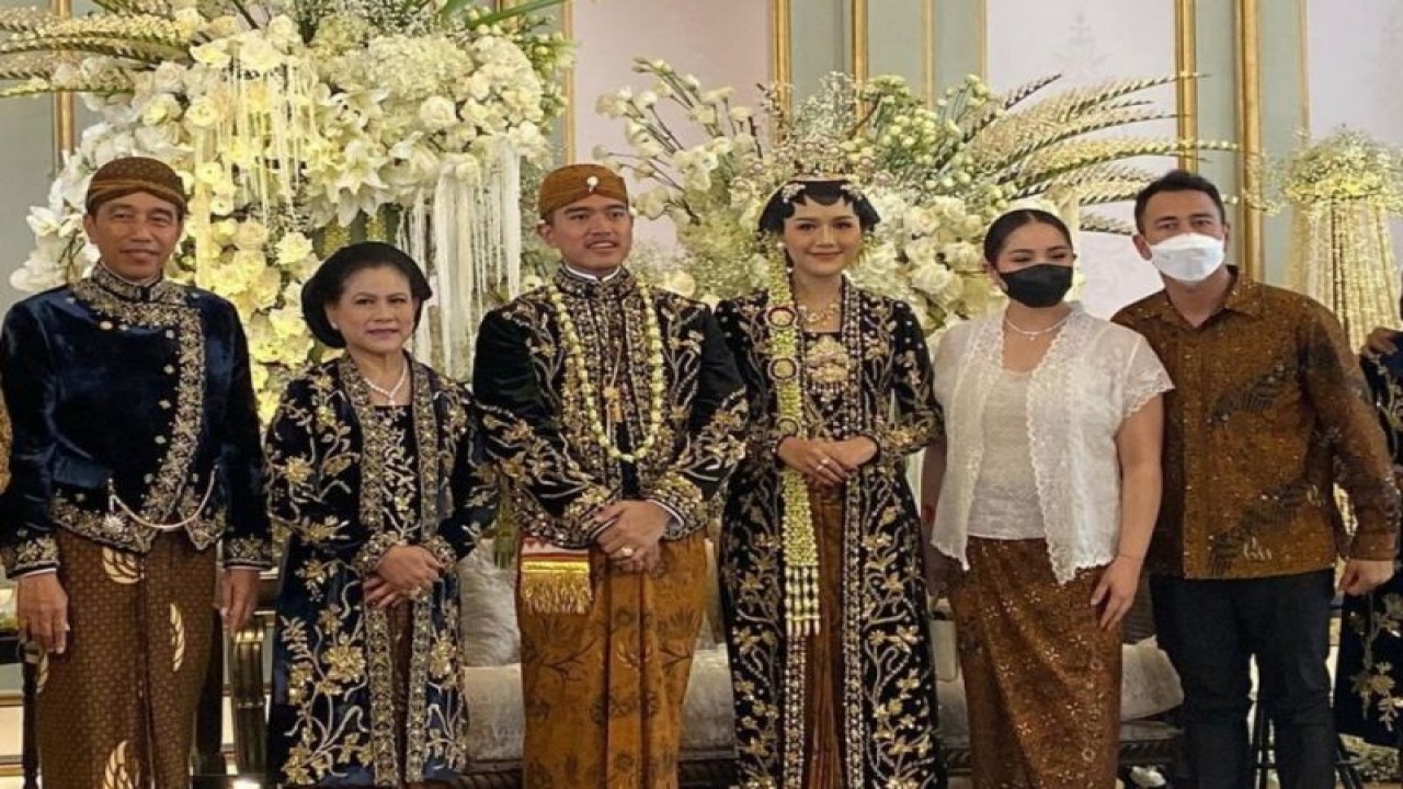 Raffi Ahmad dan Nagita Slavina menghadiri undangan Ngunduh Mantu dari Kaesang Pangarep dan Erina Gudono di Kota Surakarta, Minggu (11/12/2022). (ANTARA/HO/instagram @raffinagita1717)