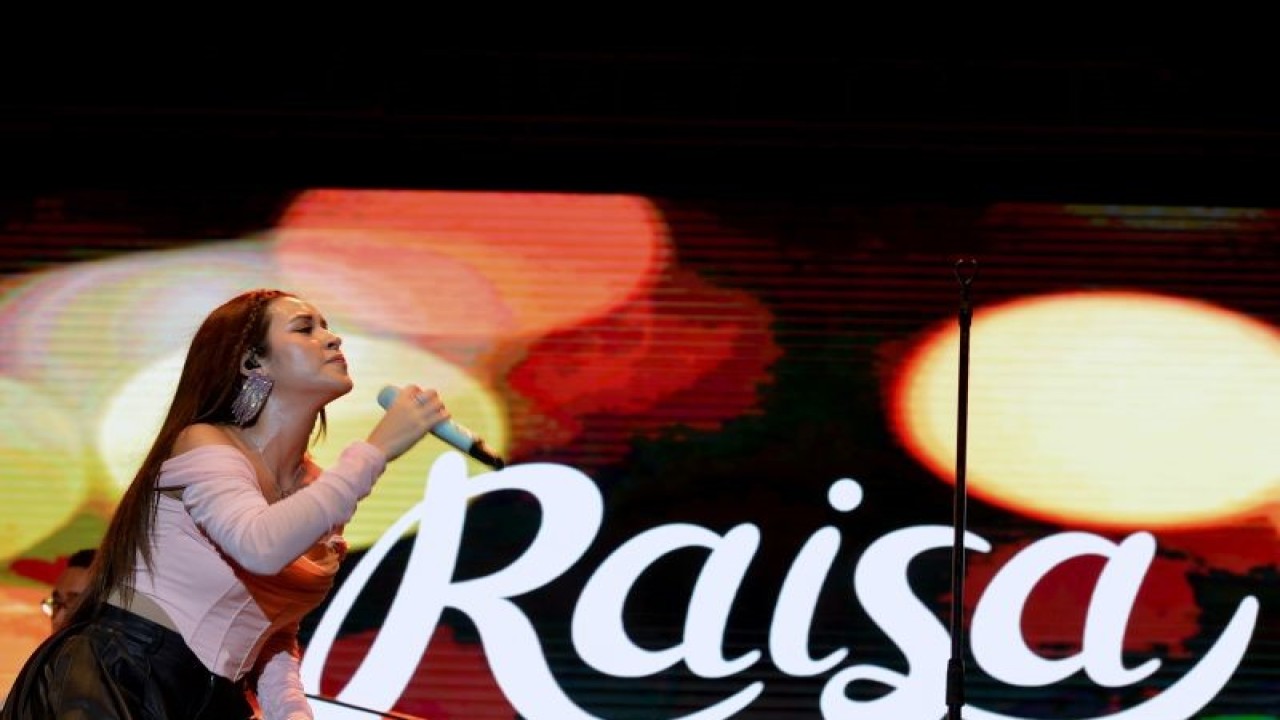 Penyanyi Raisa bernyanyi menghibur penonton saat konser bertajuk Live Project di kawasan Sanur, Denpasar, Bali, Minggu (23/10/2022). Dalam penampilannya itu Raisa membawakan sejumlah lagu seperti Could It Be, Mantan Terindah, Bahasa Kalbu, dan Serba Salah. ANTARA FOTO/Fikri Yusuf/hp. (ANTARA FOTO/FIKRI YUSUF)