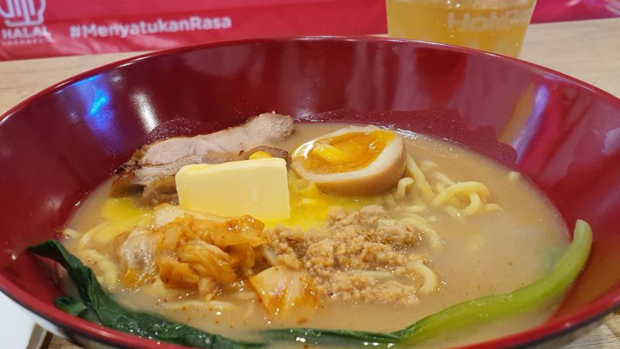 Tampilan detail Hoka Ramen Hokaido Miso sebagai menu baru HokBen yang dirilis di HokBen Resto Green Pramuka Square, Jakarta Pusat, Selasa (13/12/2022). (ANTARA/Livia Kristianti)