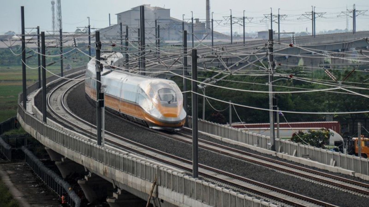 Rangkaian Electric Multiple Unit (EMU) menjalani uji operasional Kereta Cepat Jakarta-Bandung di Tegalluar, Kabupaten Bandung, Jawa Barat. (ANTARA FOTO/Raisan Al Farisi/rwa.)